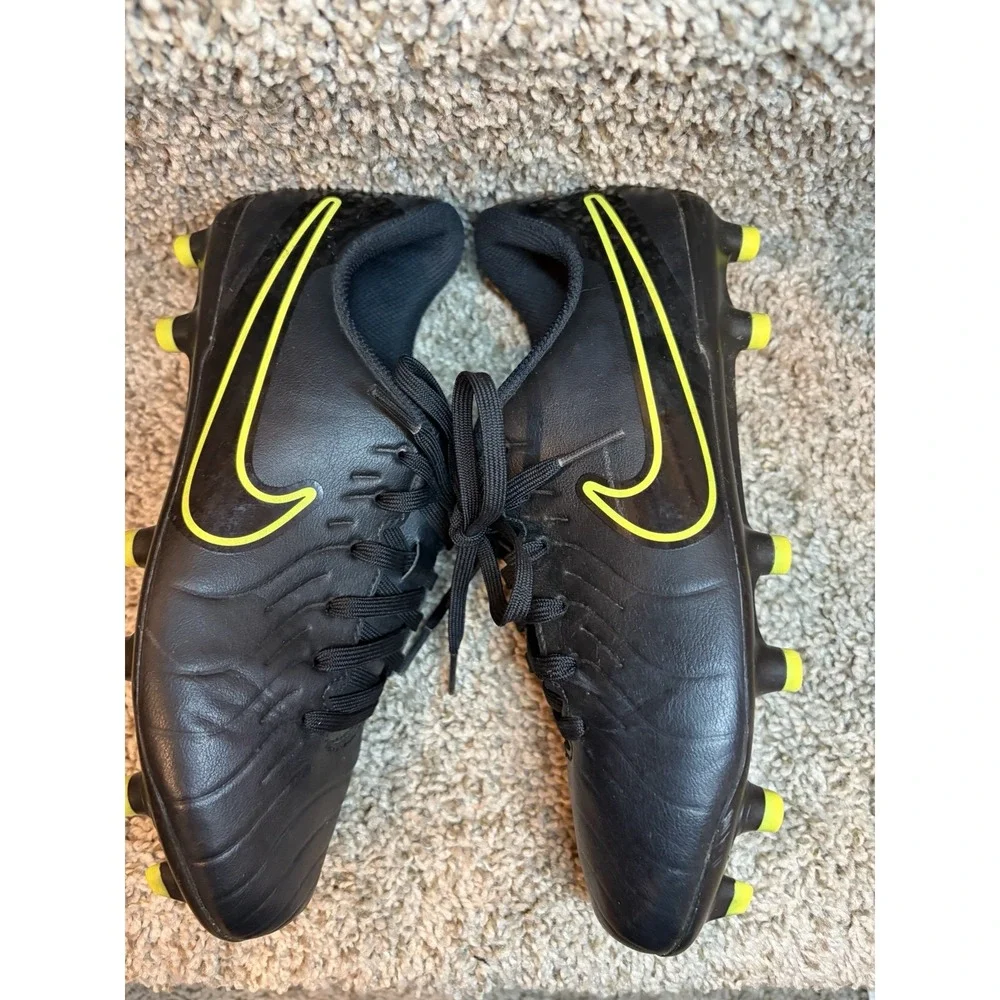 Nike Jr. Tiempo Legend 10 Club firm ground soccer cleats 5Y black new cond